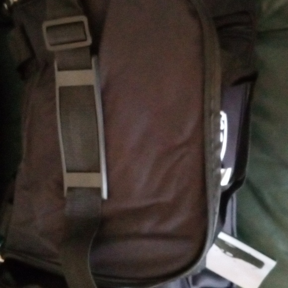 Brand New 32L Black Roots Duffle Bag - Picture 6 of 8